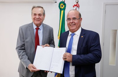 Tourinho transmite o exercício do cargo de governador a Ronaldo Lessa