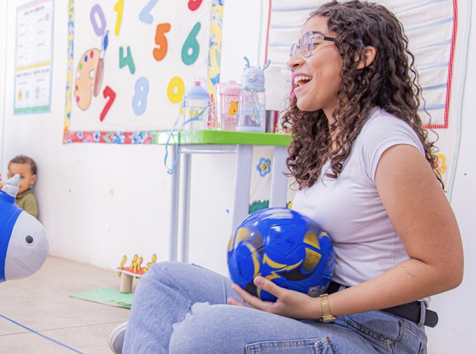 Trabalho de auxiliares reforça acesso à educação inclusiva