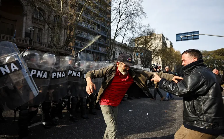 Manifestantes enfrentam repressão da polícia na Argentina após Congresso bloquear reajuste da aposentadoria