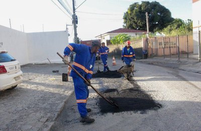 Ruas e avenidas no bairro do Farol recebem operação tapa-buraco