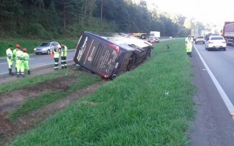 Ônibus da dupla George Henrique e Rodrigo capota em rodovia