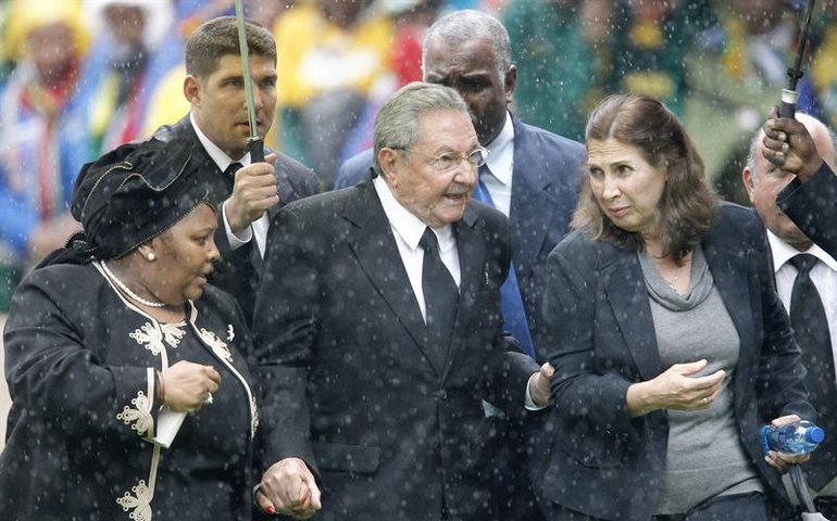 Raúl lembra amizade com Fidel e diz que Mandela era &#8220;exemplo de integridade e perseverança&#8221;