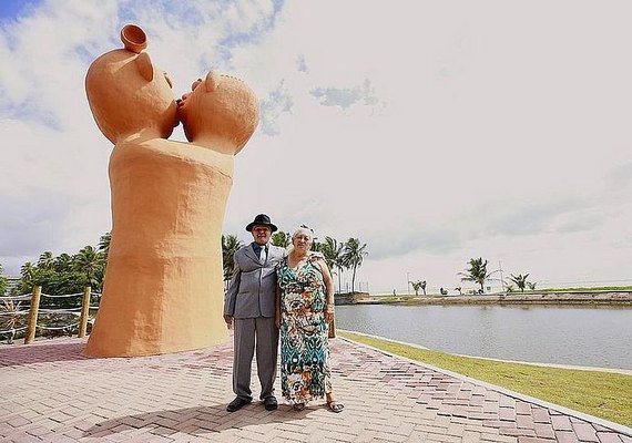 Escultura “O Beijo” é Alvo de Vandalismo na Orla de Jatiúca
