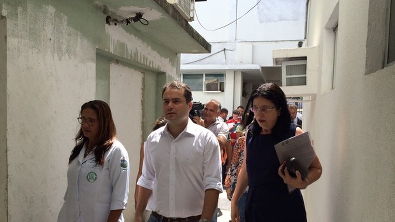 Renan Filho vistoria obras em Maternidade Santa Mônica