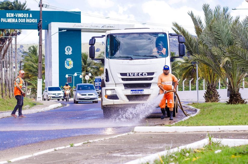 Prefeitura de Palmeira realiza manutenção na entrada da cidade e faz lavagem de pista, irrigação de plantas e capinação