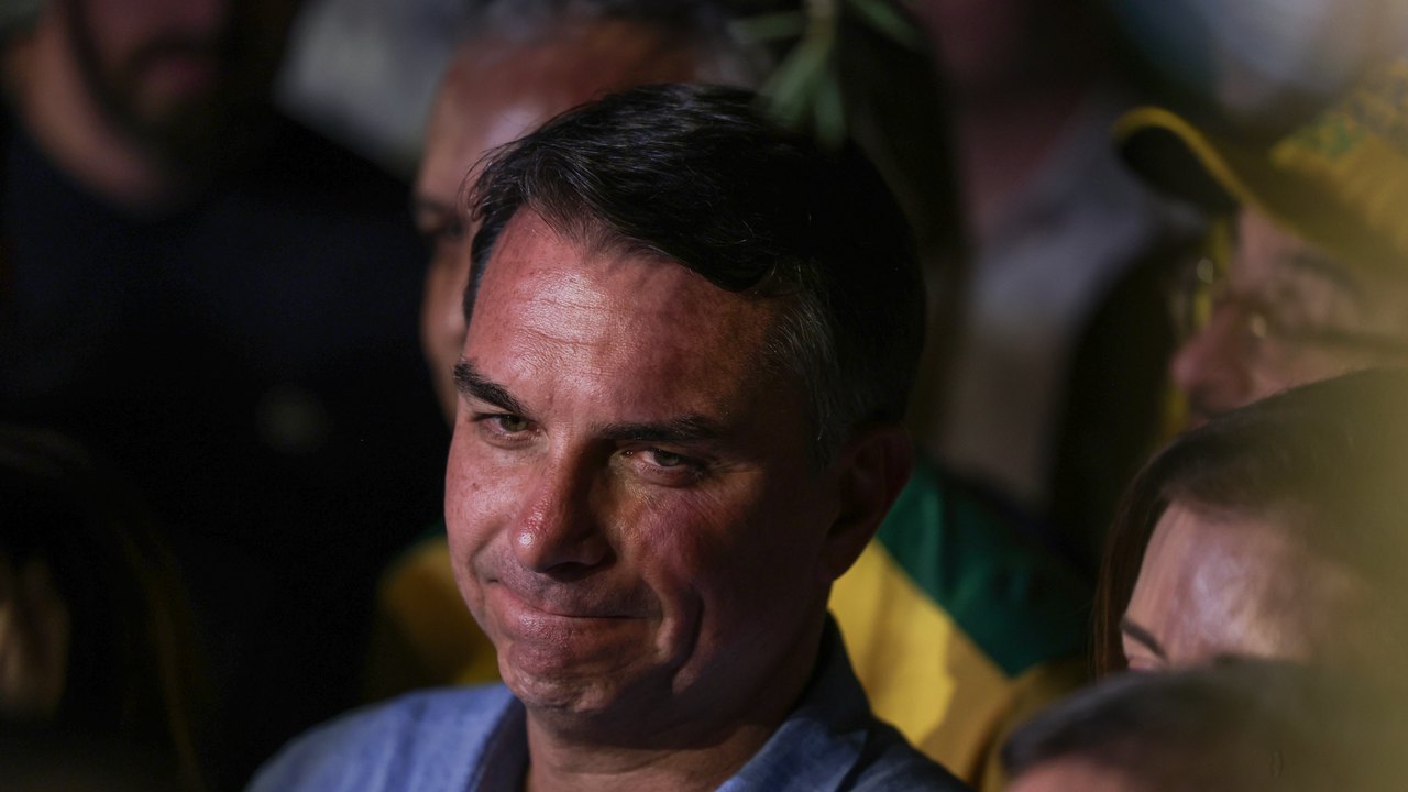 Imprensa internacional noticia fuga de Flávio Bolsonaro do Brasil
