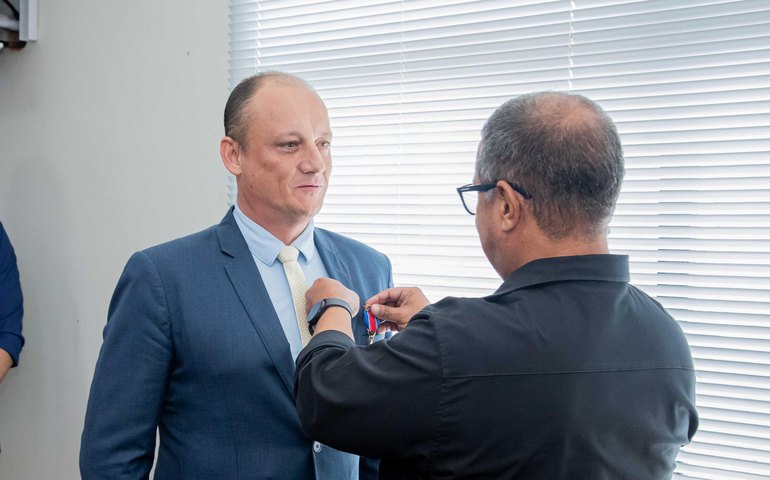 Represente da Força Nacional visita sede da Segurança Pública e é homenageado pela PM