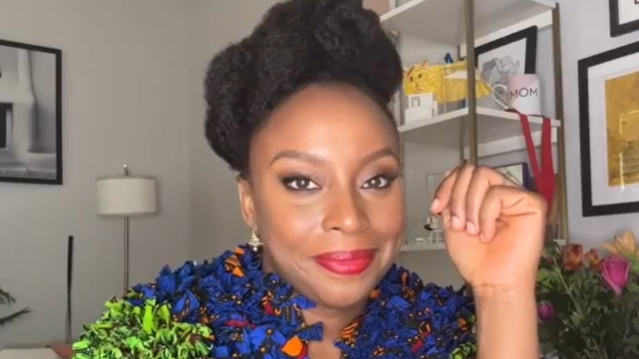 Chimamanda Ngozi Adichie volta ao romance após uma década: conheça 'A Contagem dos Sonhos'