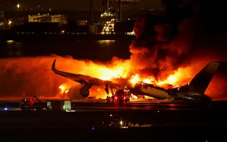 Avião pega fogo durante pouso de emergência em Las Vegas (EUA)