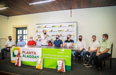 Emater Alagoas entrega veículos e distribuíra sementes para Penedo e região