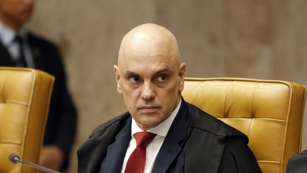 Moraes suspende visitas de Flávio a Bolsonaro na prisão domiciliar