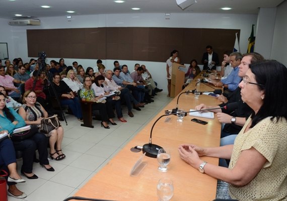 Lessa participa de reunião para discutir crise da saúde em Alagoas