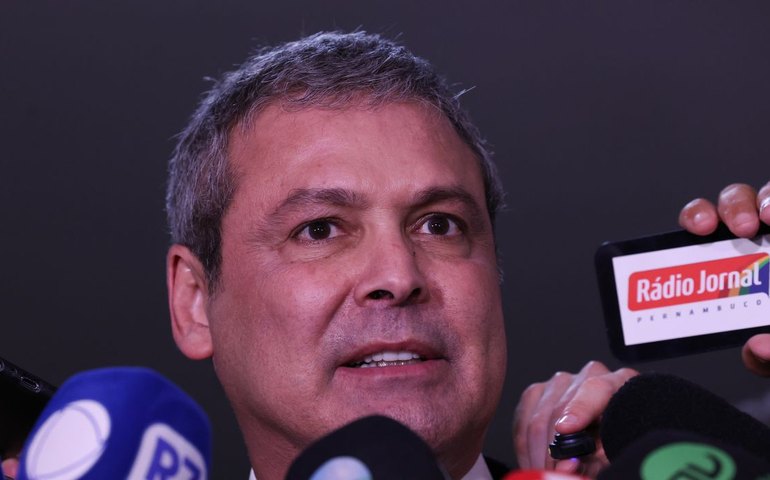 Líder do PT considera escandalosa decisão de votar PL da dosimetria