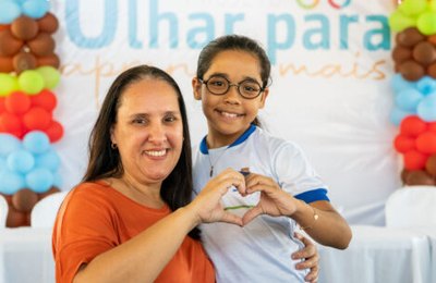 Prefeita Christiane Bulhões entrega mais de 2.500 óculos a alunos da rede municipal