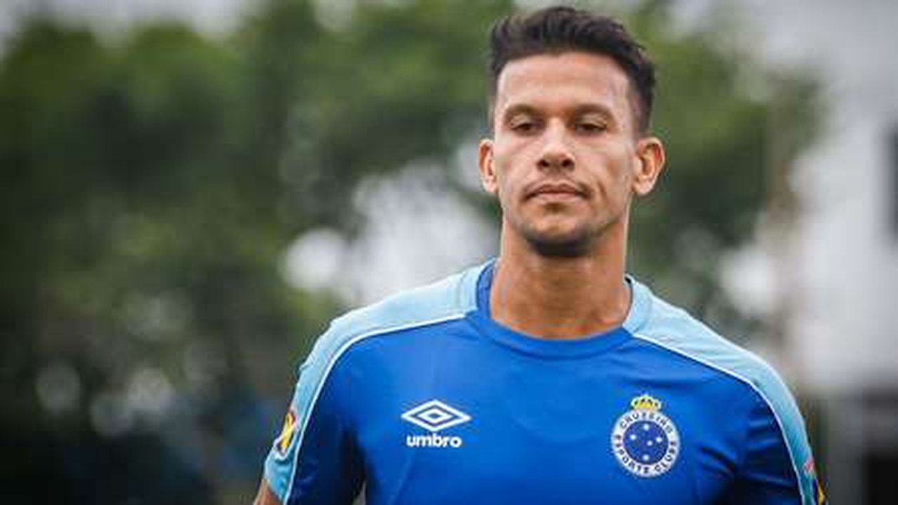 Após acidente, Henrique retoma treinos em casa com fisioterapeuta do Cruzeiro