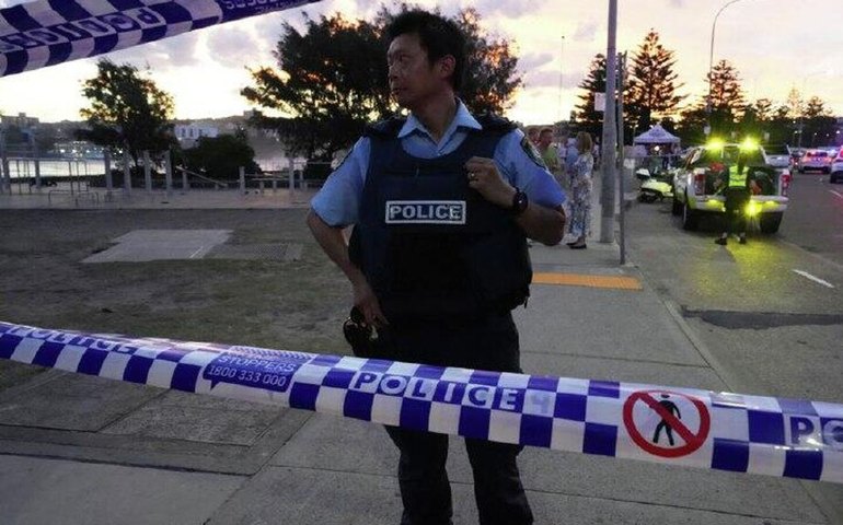 Polícia australiana encontra bomba em carro usado em ataque à praia de Sydney