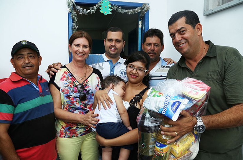 Prefeito de Junqueiro realiza entrega de cestas básicas a famílias carentes