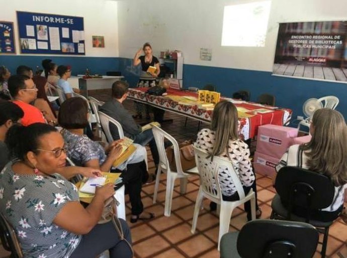 Secretaria de Cultura entrega 500 livros para bibliotecas públicas do Alto Sertão