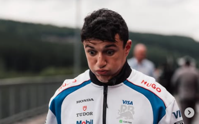 Calouro da RB, Hadjar quebra troféu de cerâmica pintada à mão após pódio inédito na Holanda