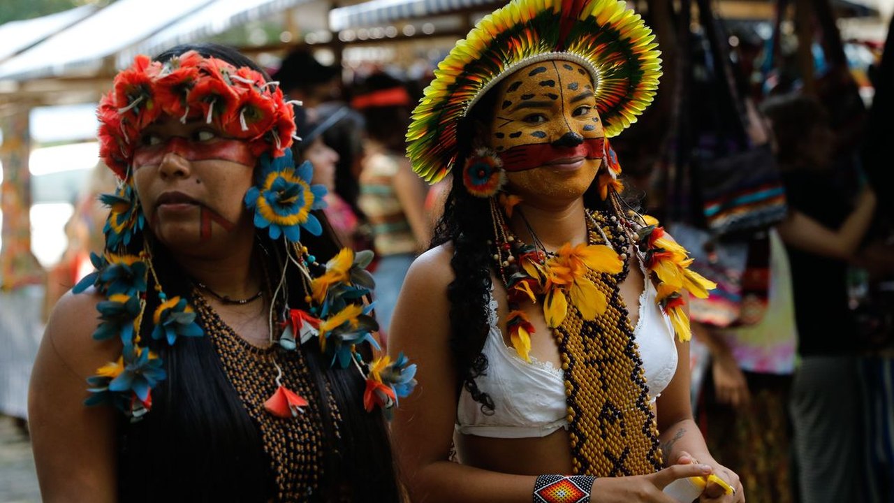 Indígenas apresentam cultura e bandeiras de luta em feira no Rio