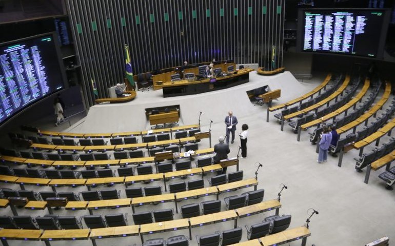Bolsonaristas criam subcomissão especial do 8/1 em dia de obstrução de trabalhos na Câmara