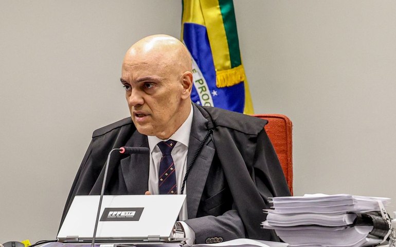 Moraes determina comunicação ao TSE sobre inelegibilidade de Bolsonaro