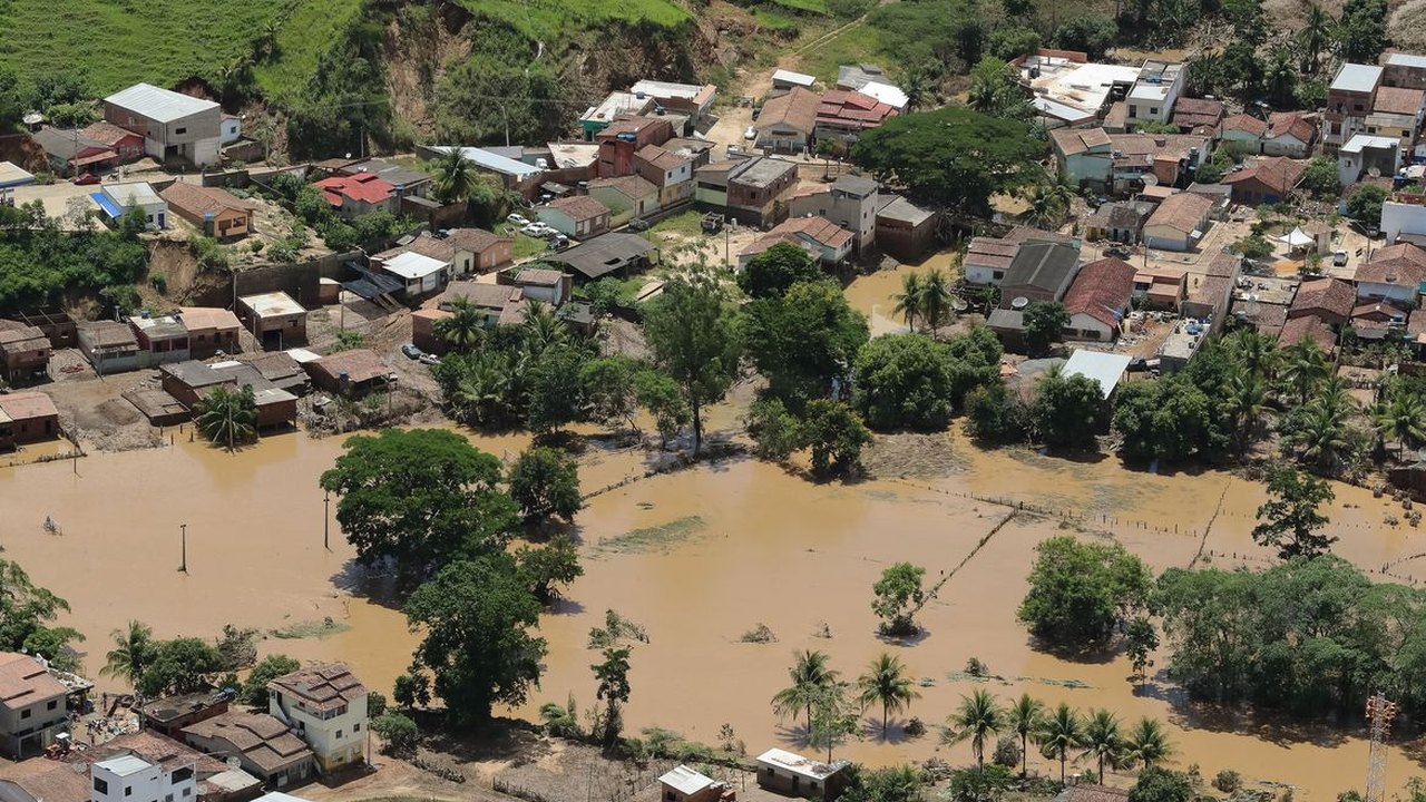 Fortes chuvas causam enchentes e deslizamentos no litoral sul da Bahia