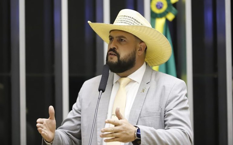 Comissão aprova placa de trânsito com tradução para inglês e espanhol em fronteira turística