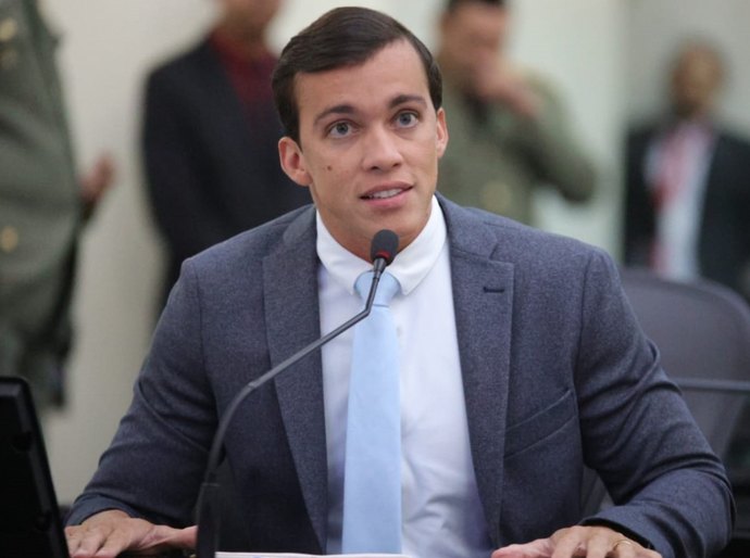 Delegado Leonam critica retirada de ambulantes em frente ao Hospital Metropolitano