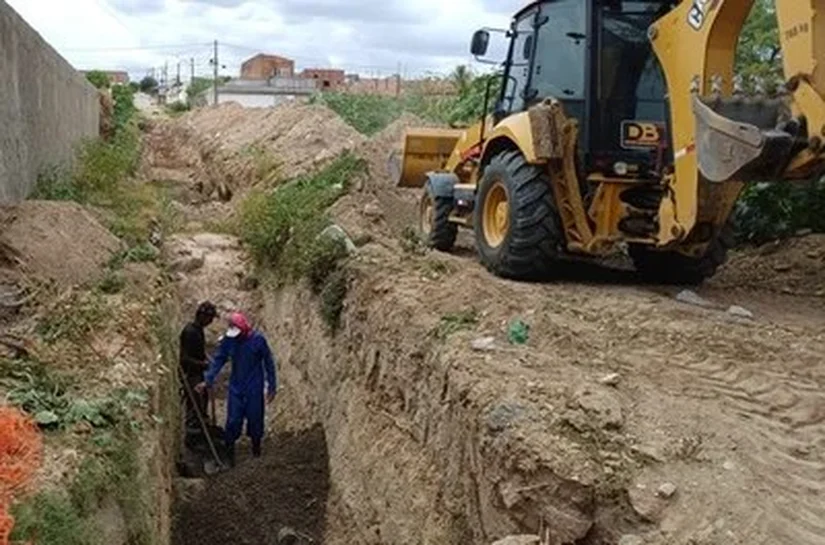 Codevasf e Prefeitura de Canapi implantam drenagem e pavimentação no centro comercial da cidade