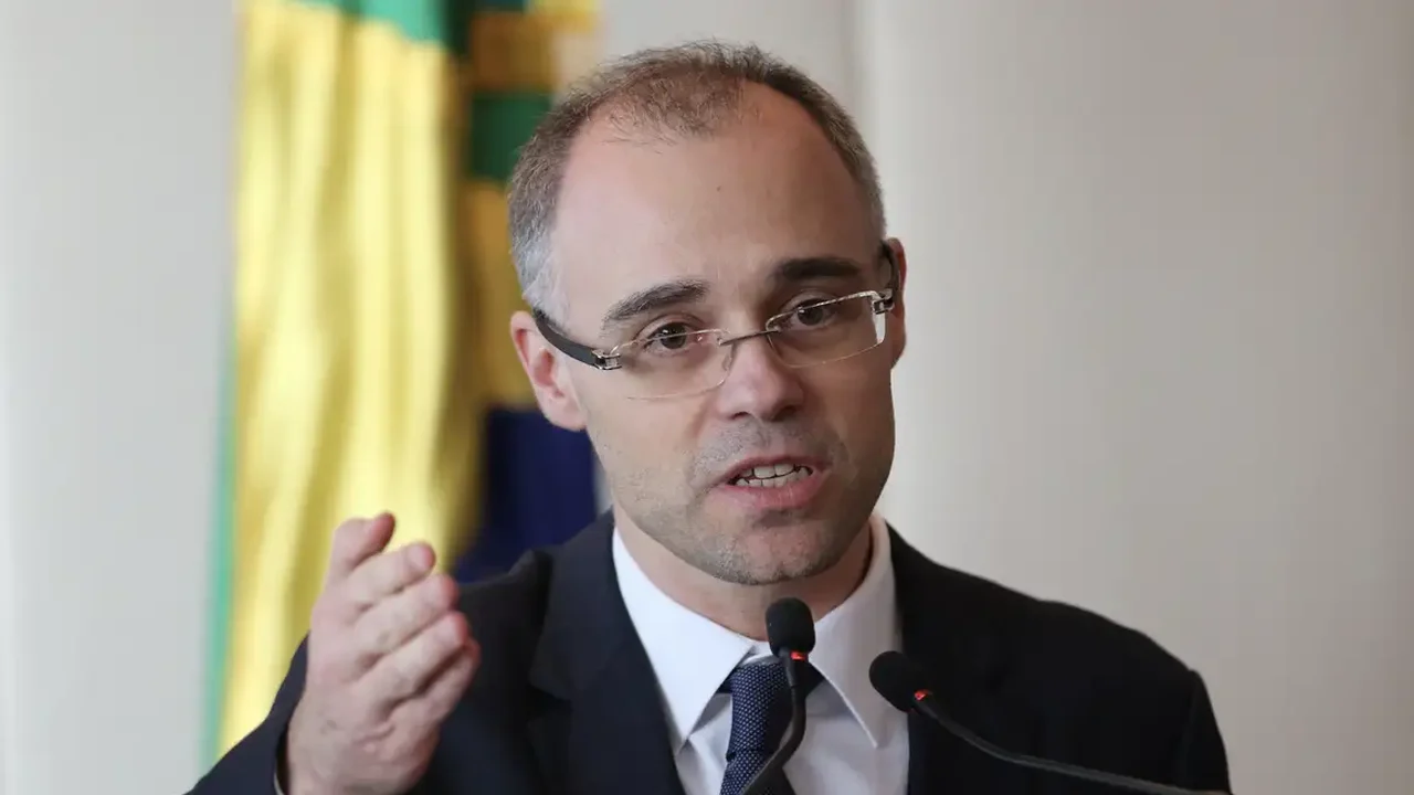 Fraude do INSS: Mendonça suspende julgamento sobre plano do governo para ressarcir aposentados