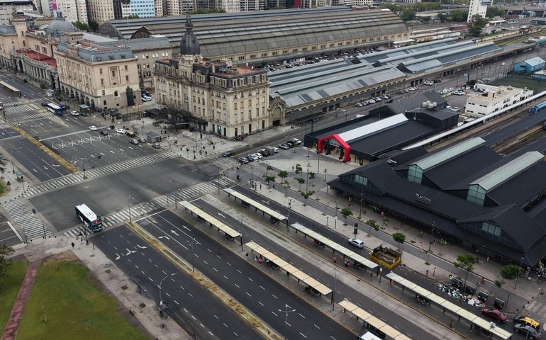 Greves e protestos pressionam Milei enquanto Congresso vota projetos centrais do governo