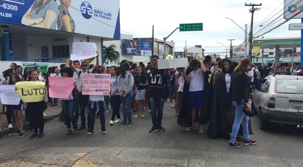 estudantes fazem protesto