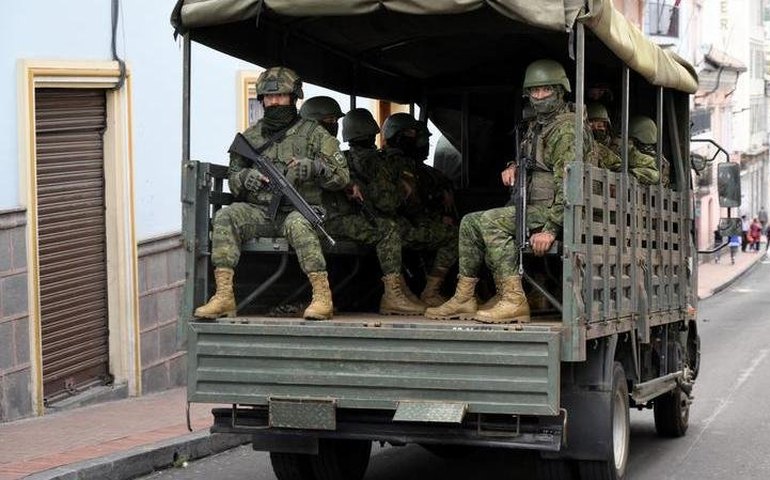 Peru e Colômbia enviam reforços militares para fronteira com o Equador em meio à crise de violência