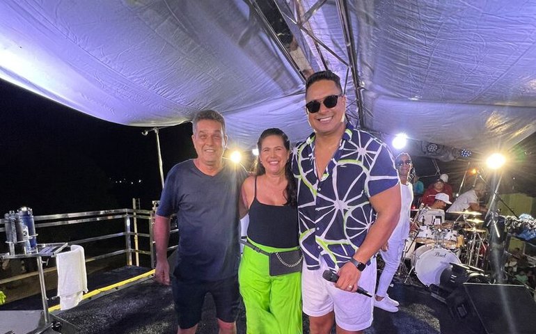 Carna Branquinha: Xanddy Harmonia arrasta multidão de foliões