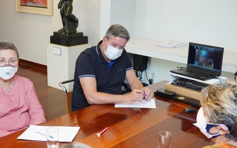 Tereza Nelma entrega manifesto contra a violência política de gênero ao presidente da Câmara