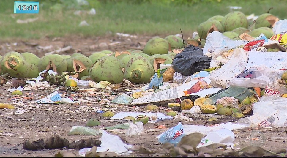 Rua Terêncio Sampaio, no Bairro Jardins, está repleta de lixo 
