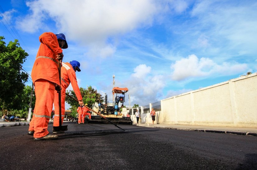 Prefeitura de Maceió executa obras de pavimentação na Serraria