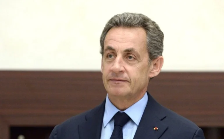 Usada por ex-presidente da França para visitar a amante, 'scooter do amor' é leiloada por mais de R$ 100 mil
