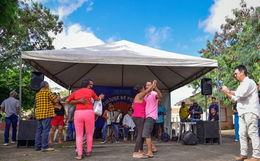 Primeira edição da Caravana Cultura na Praça leva forró e serviços para a Feira da Fumageira