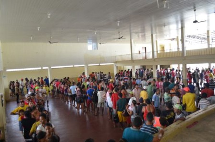 Prefeito Isnaldo Bulhões faz distribuição de peixe da Semana Santa em Santana