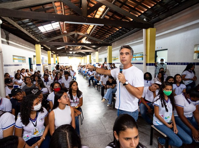 Rafael Brito apoia lei que proíbe venda e publicidade de cigarros eletrônicos no Brasil