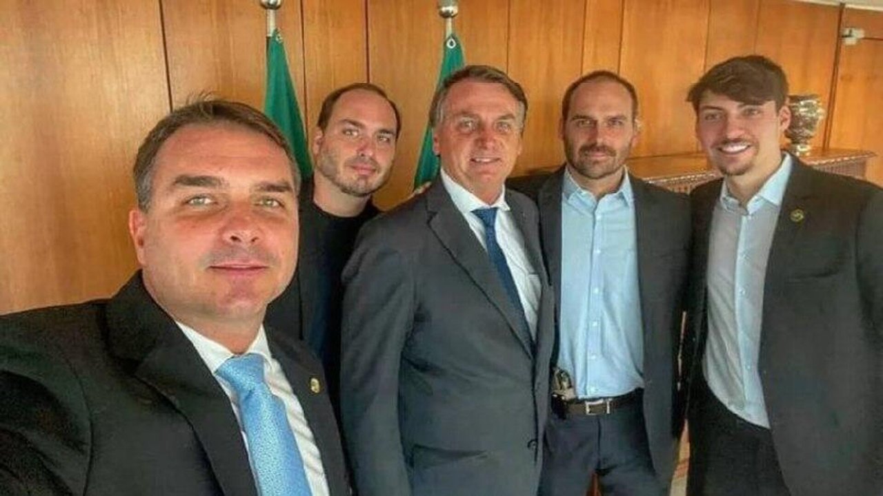 Bolsonaro recebe familiares em prisão domiciliar no Dia dos Pais