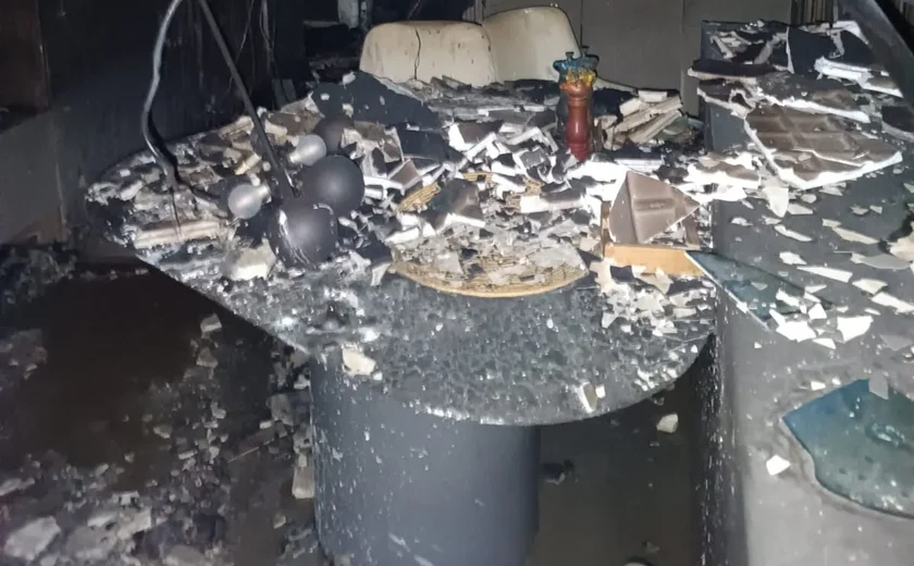 Estragos do incêndio em apartamento mantém prédio interditado