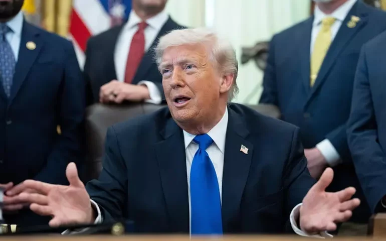 Trump anuncia aumento de tarifas de até 25% para carros e caminhões da UE