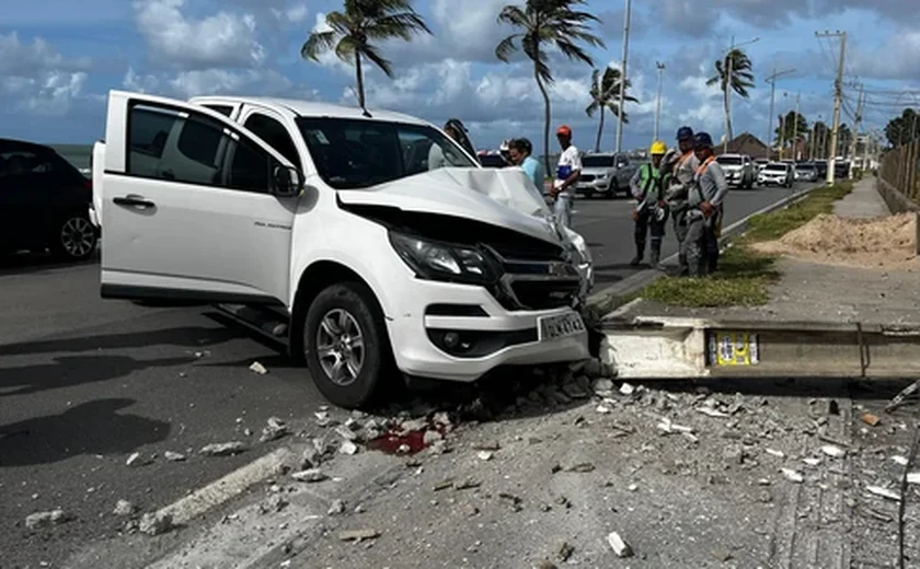 Motorista colide contra poste e causa danos severos em Cruz das Almas