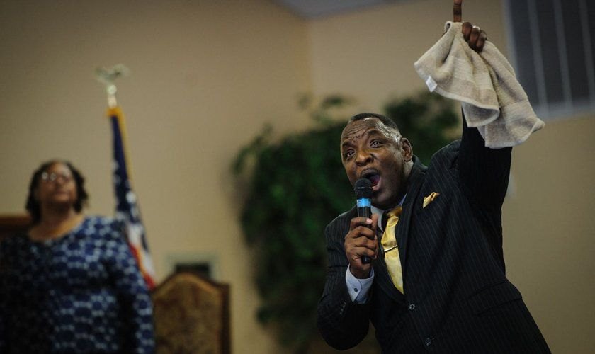 A igreja realizava um culto de fim de ano conduzido pelo pastor Larry Wright, que também atua como um vereador na cidade de Fayetteville.