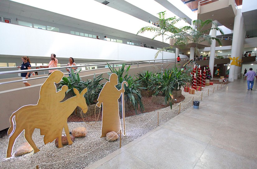 Fórum de Maceió recebe decoração natalina