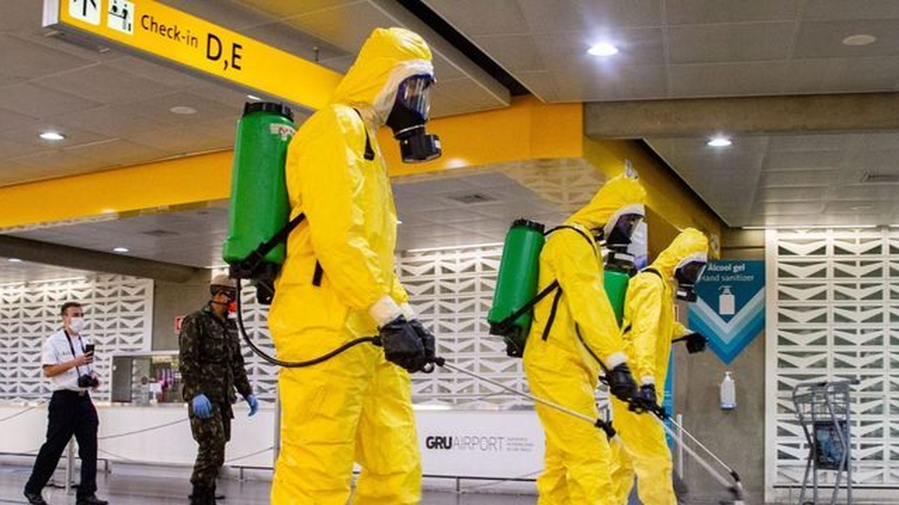 Contra o coronavírus, Terminal Rodoviário do Tietê é desinfetado por militares