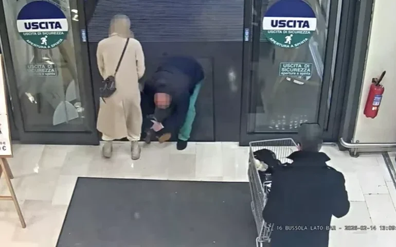 Momento chocante em que homem sequestra violentamente criança em supermercado italiano
